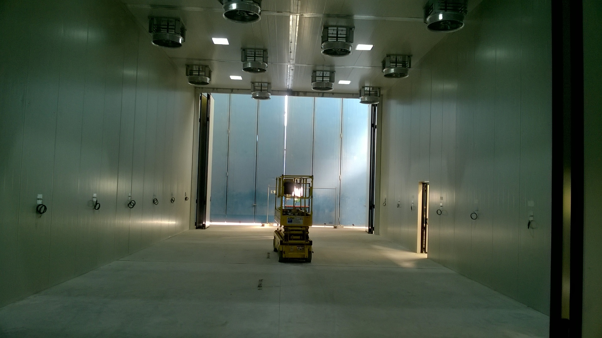 Camera tunnel industriale — vista interna con ventilazione e portoni di carico
