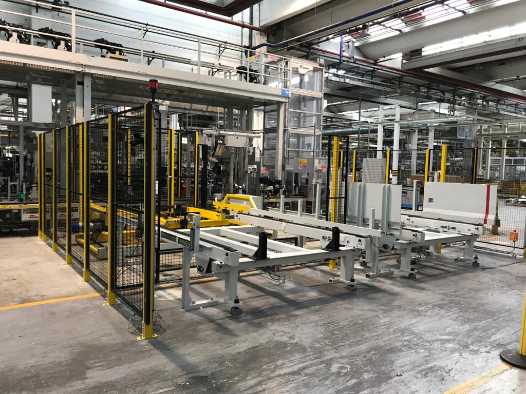 Sistema di pallettizzazione con rulliere, robot e barriere di sicurezza perimetrali